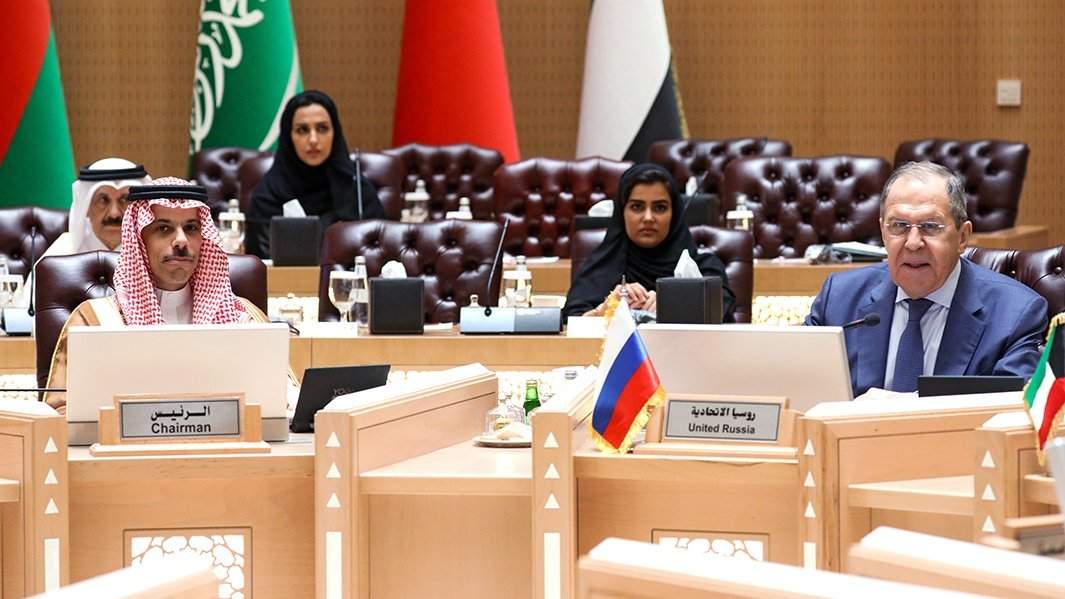 Министр иностранных дел РФ Сергей Лавров (справа) и министр иностранных дел Саудовской Аравии Фейсал бен Фархан Аль Сауд на заседании форума министров иностранных дел России - Совета сотрудничества арабских государств Персидского залива (ССАГПЗ) в Эр-Рияде