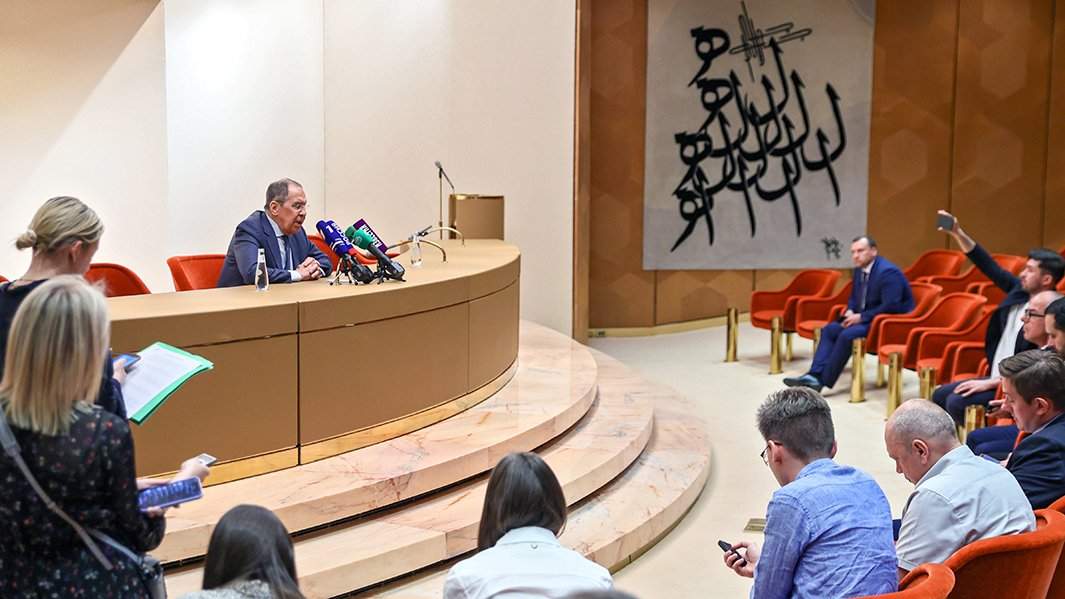 Министр иностранных дел РФ Сергей Лавров во время пресс-подхода по результатам встреч в Эр-Рияде