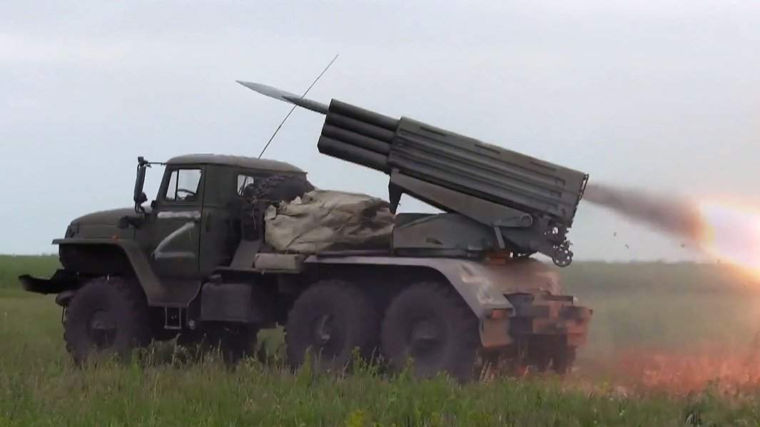 Работа реактивной системы залпового огня (РСЗО) «Град» в ходе специальной военной операции на Украине