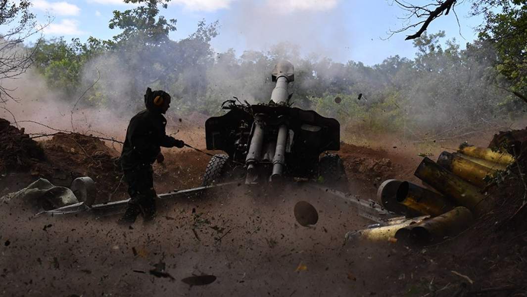 Боец артиллерийского расчета Народной милиции ЛНР ведет огонь из 152-миллиметровой гаубицы Д-20 по позициям ВСУ