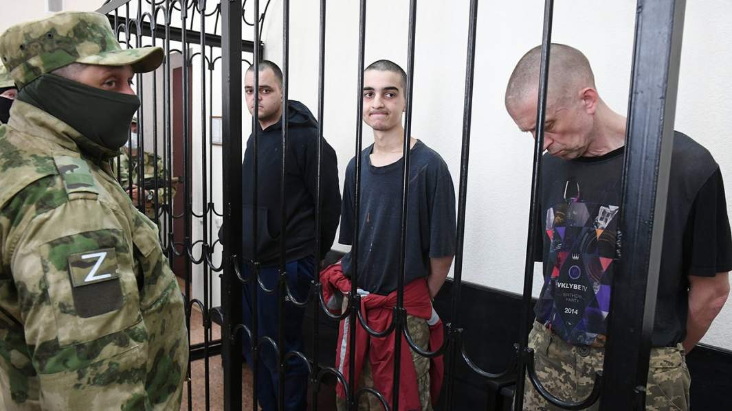 Гражданин Великобритании Шон Пиннер, подданный Королевства Марокко Саадун Брагим и гражданин Великобритании Эйден Эслин (справа налево), обвиняемые в участии в качестве наемников в боевых действиях на территории ДНР в составе украинских вооруженных формирований, Верховный суд ДНР