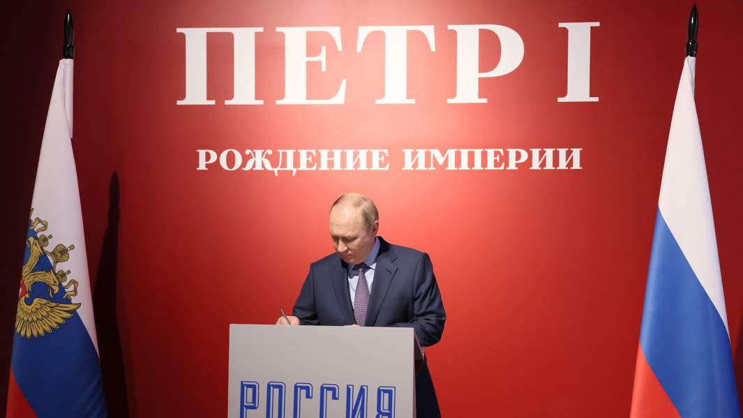 Президент РФ Владимир Путин оставляет памятную запись в книге почетных посетителей на мультимедийной выставке «Петр I. Рождение империи», приуроченной к 350-летию со дня рождения первого российского императора