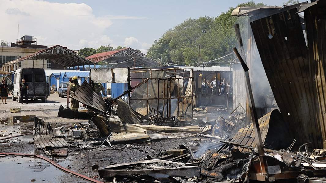 Сгоревшие палатки на рынке в Буденновском районе Донецка после обстрелов со стороны ВСУ, 13 июня 2022 года