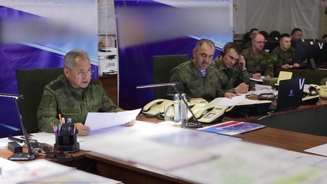 Министр обороны РФ Сергей Шойгу во время посещения командного пункта российской группировки войск, задействованной в спецоперации на Украине