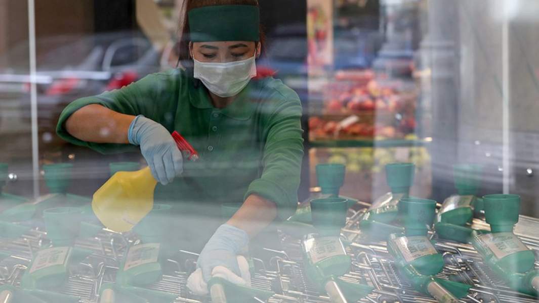 Сотрудница во время дезинфекции в магазине