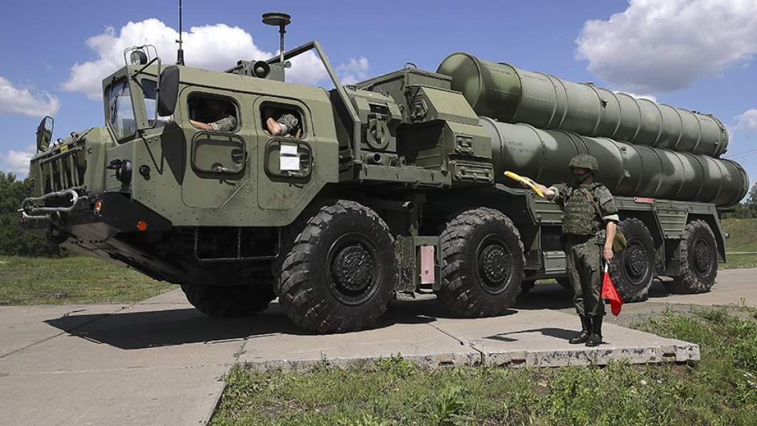 Военнослужащие боевого расчета зенитного ракетного комплекса С-400 «Триумф» из соединения противовоздушной обороны Центрального военного округа во время тренировки по отражению авиационного удара условного противника