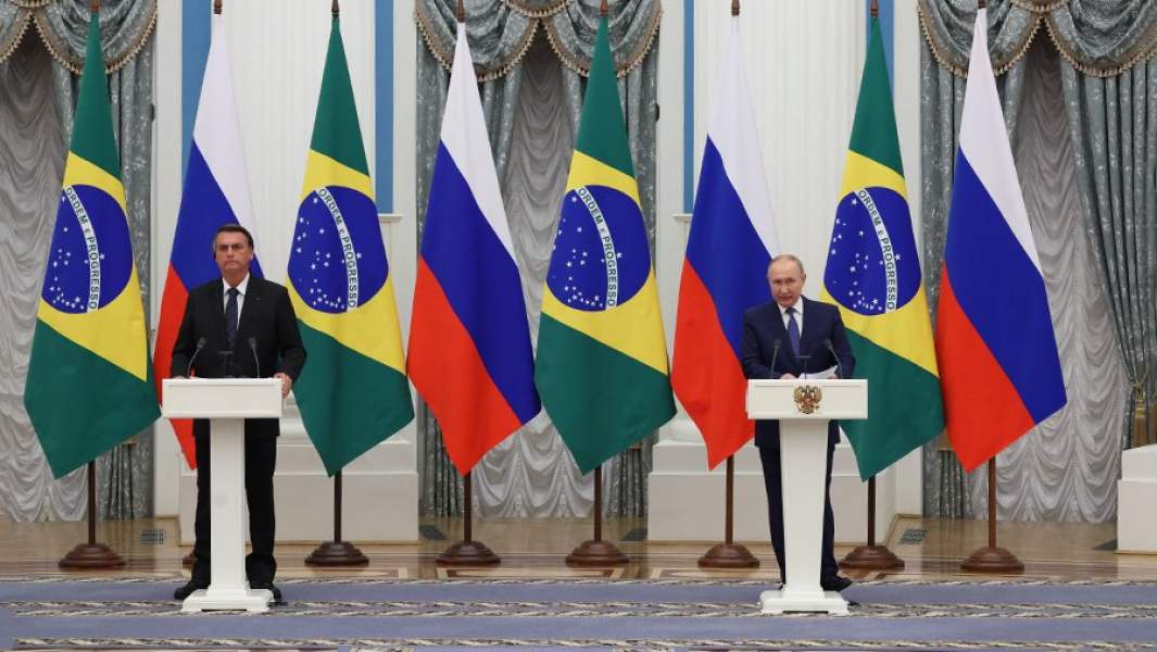Президент РФ Владимир Путин и президент Бразилии Жаир Болсонару (справа налево) во время пресс-конференции по итогам встречи в Кремле