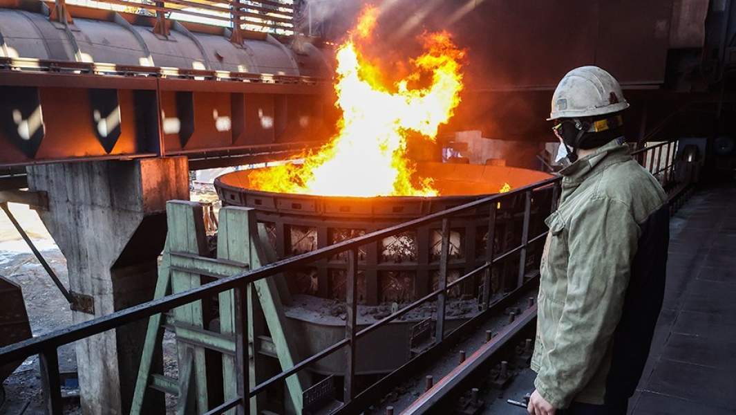 Рабочий у коксовой печи Череповецкого металлургического комбината