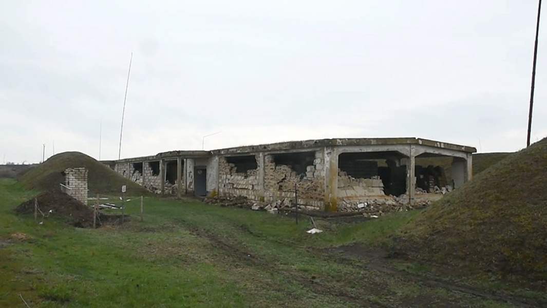 Разрушенный склад боеприпасов