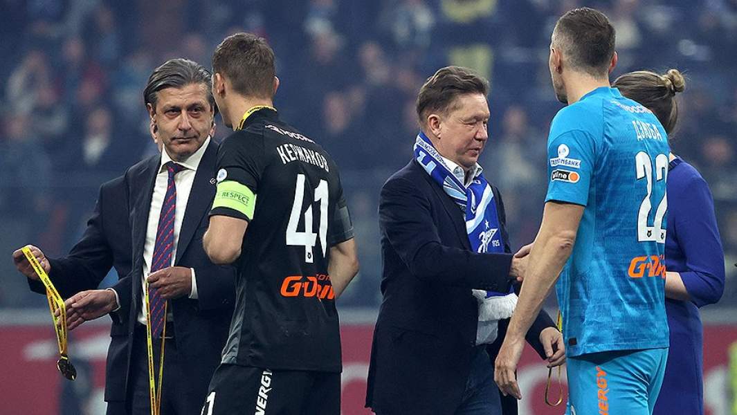 Ашот Хачатурянц во время церемонии награждения членов ФК «Зенит» после их победы в чемпионате России по футболу