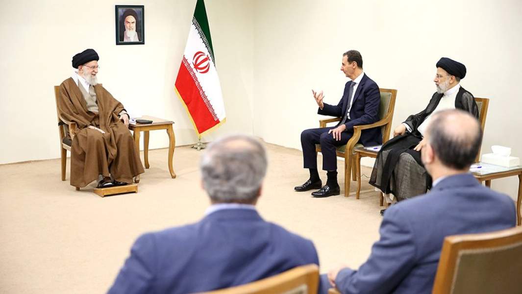 Высший руководитель Ирана аятолла Хаменеи, президент Сирии Башар Асад и президент Ирана Ибрахим Раиси во время встречи в Тегеране