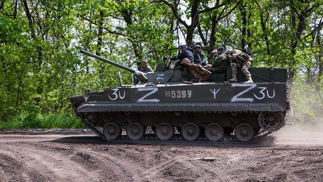 Военнослужащие РФ на боевой машине пехоты (БМП)