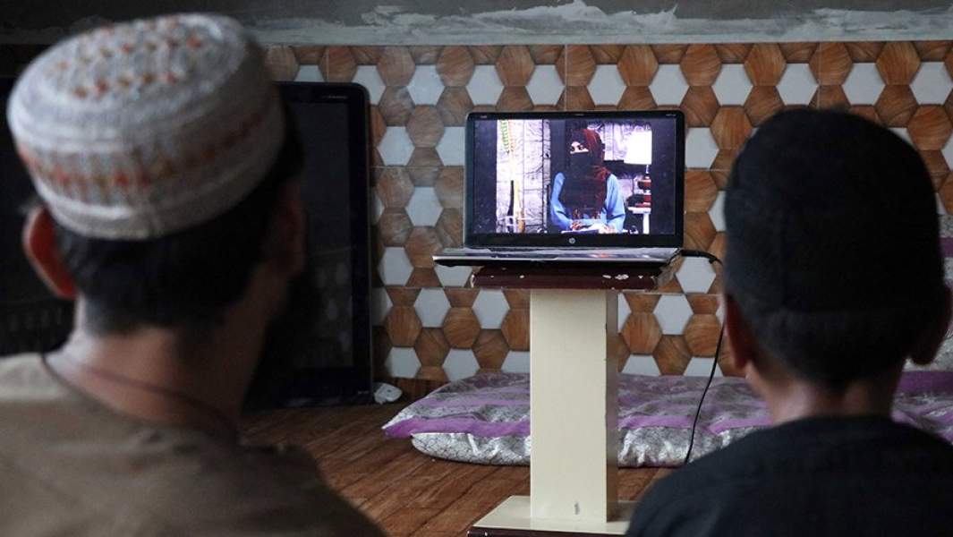 Мужчины смотрят телевизор