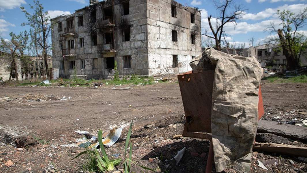 Форма военнослужащего ВСУ на одной из улиц Новотошковского