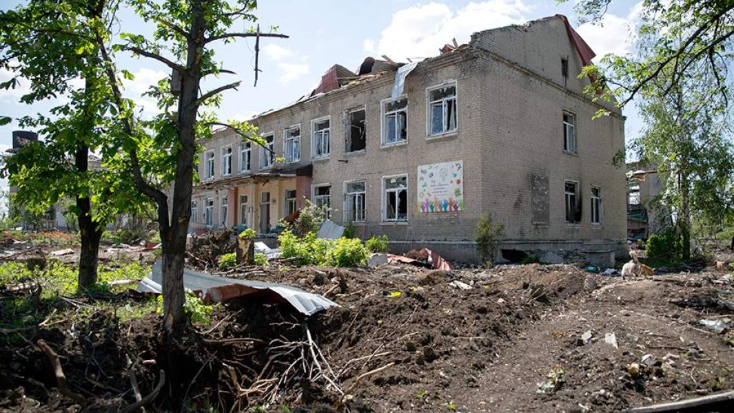 Поврежденное здание лицея №10 в Новотошковском