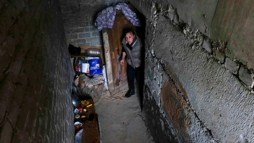 Мирное население Лисичанска прячется от обстрелов в подвалах зданий