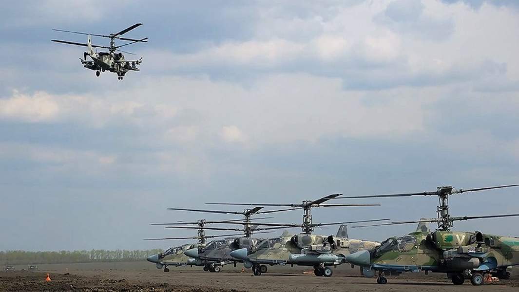 Ударные вертолеты Ка-52 перед выполнением задачи по уничтожению опорных пунктов ВСУ