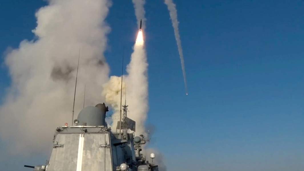 Пуск крылатой ракеты "Калибр" с фрегата Черноморского флота.