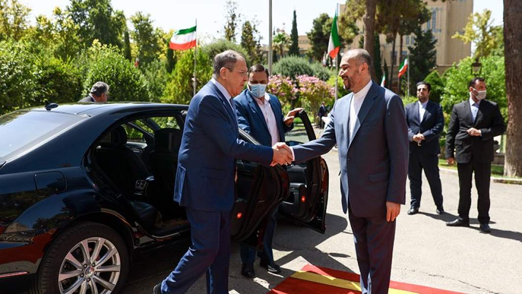 Министр иностранных дел РФ Сергей Лавров и министр иностранных дел Ирана Хосейн Амир Абдоллахиян (слева направо на первом плане) во время встречи