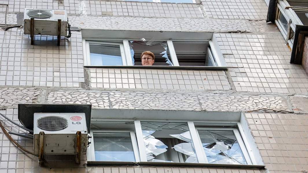 ДНР. Донецк. Выбитые окна в здании, пострадавшем во время обстрела.