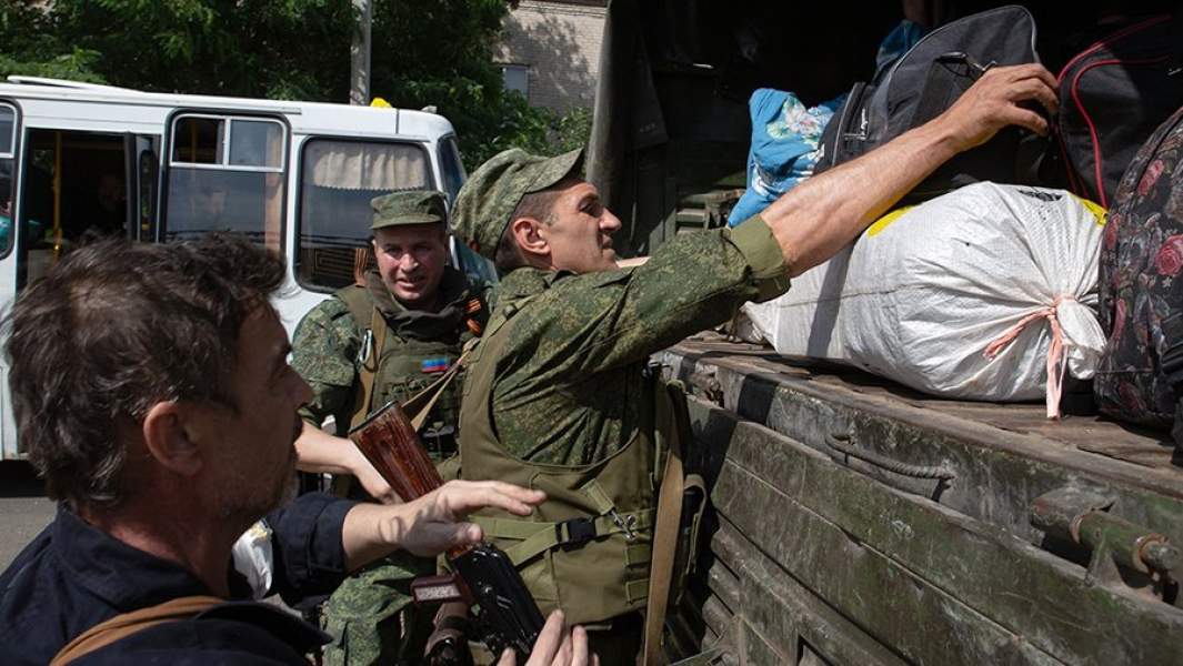 Украина. Луганская область. Северодонецк. Военнослужащие ЛНР помогают мирным жителям во время эвакуации с территории завода "Азот". Эвакуация стала возможной после того, как территория предприятия полностью перешла под контроль сил ЛНР и России. В ответ на обращение руководителей республик Донбасса с просьбой о помощи Вооруженные силы РФ проводят специальную военную операцию на Украине