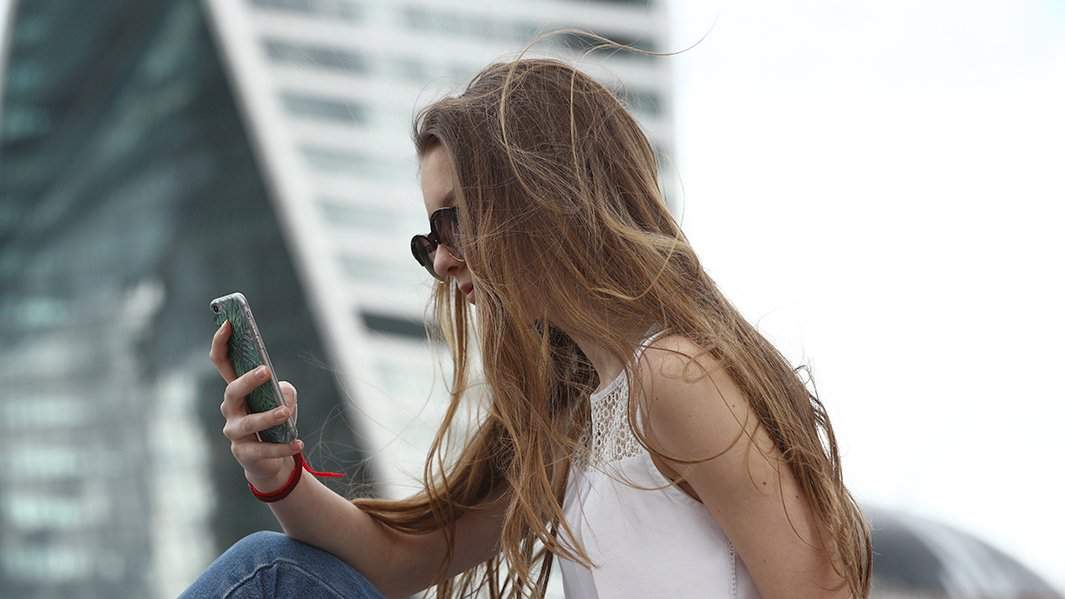 девушка с телефоном