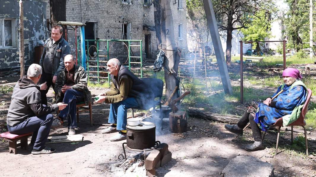Местные жители готовят еду на одной из улиц Новотошковского