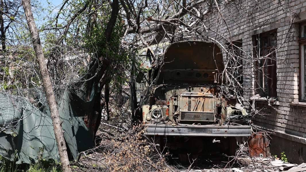 Сгоревший украинский армейский ЗиЛ-131 на улице Новотошковского