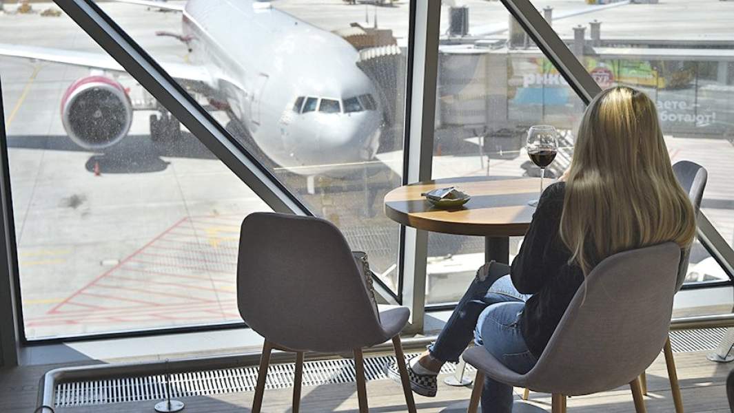 человек находится в зале ожидания