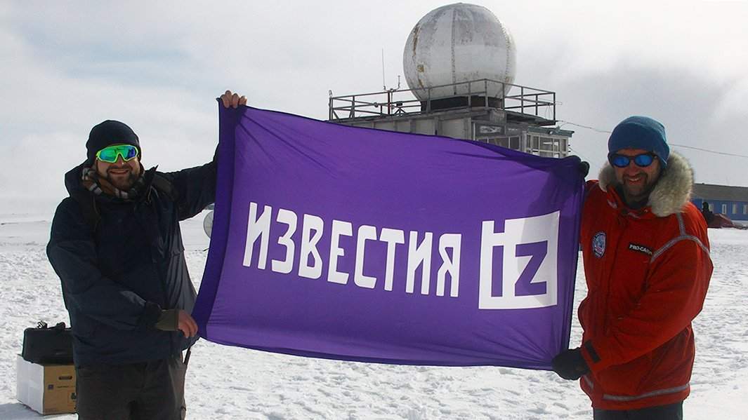 Корреспондент «Известий» Иван Петров и руководитель экспедиции Матвей Шпаро рядом с полярной станцией на мысе Челюскин