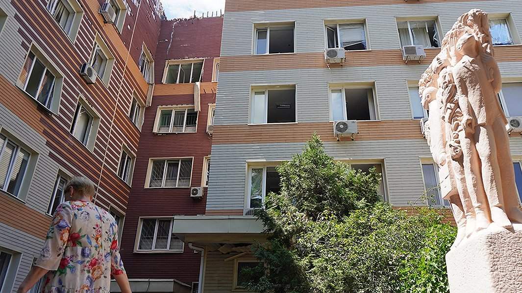 В роддоме выбило 100 окон и разбило крышу