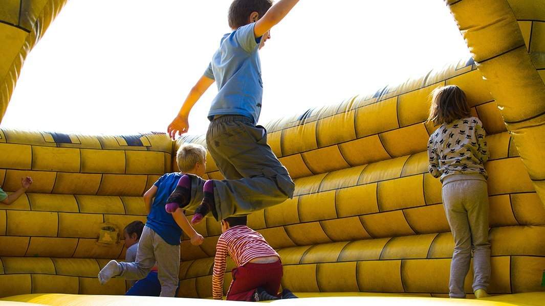 дети прыгают на батуте
