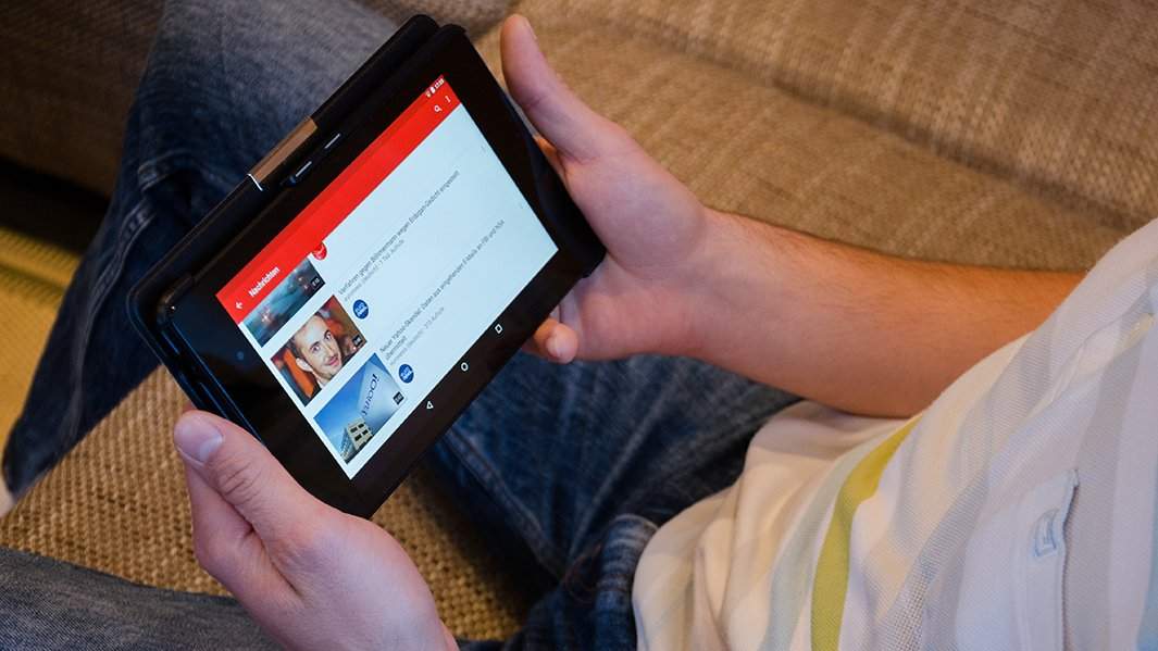 человек выбирает видео для просмотра