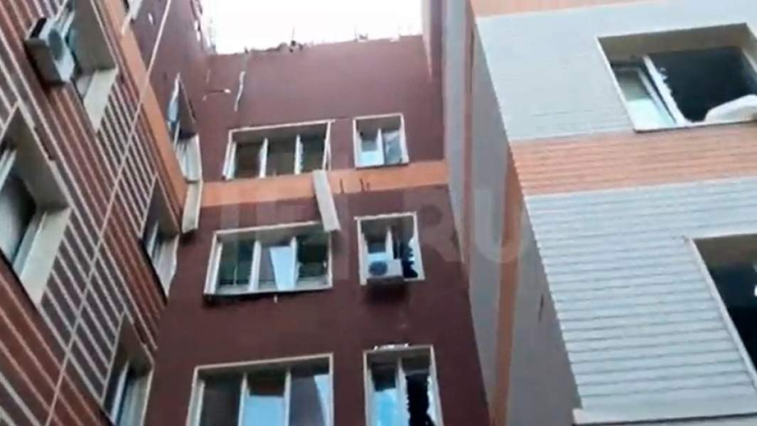 Частично разрушенное здание роддома