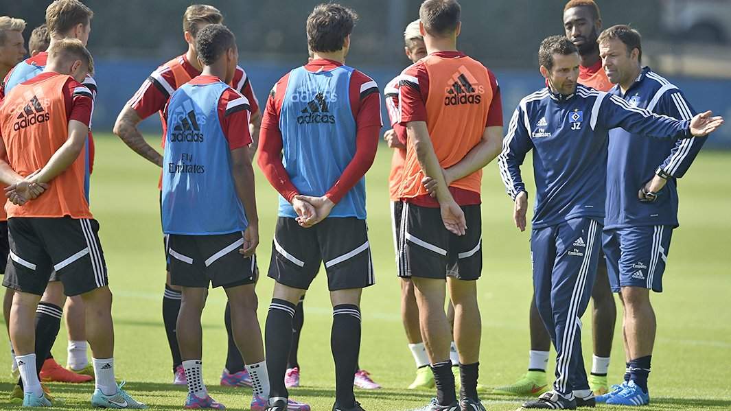 Йозеф Циннбауэр разговаривает со своими игроками во время командной тренировки