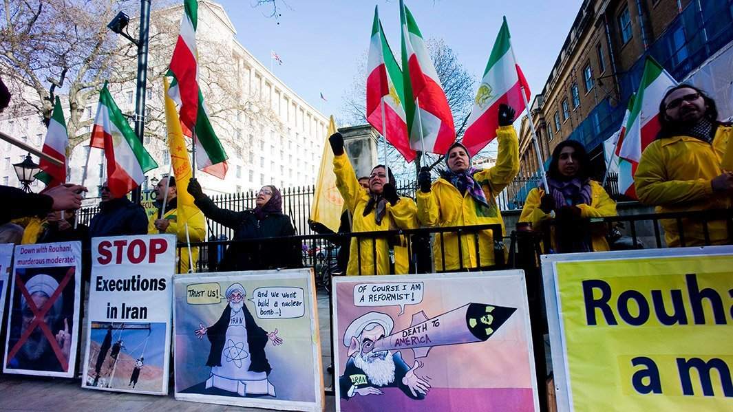 Протестующие против разработки ядерного оружия и за введение санкций против Ирана