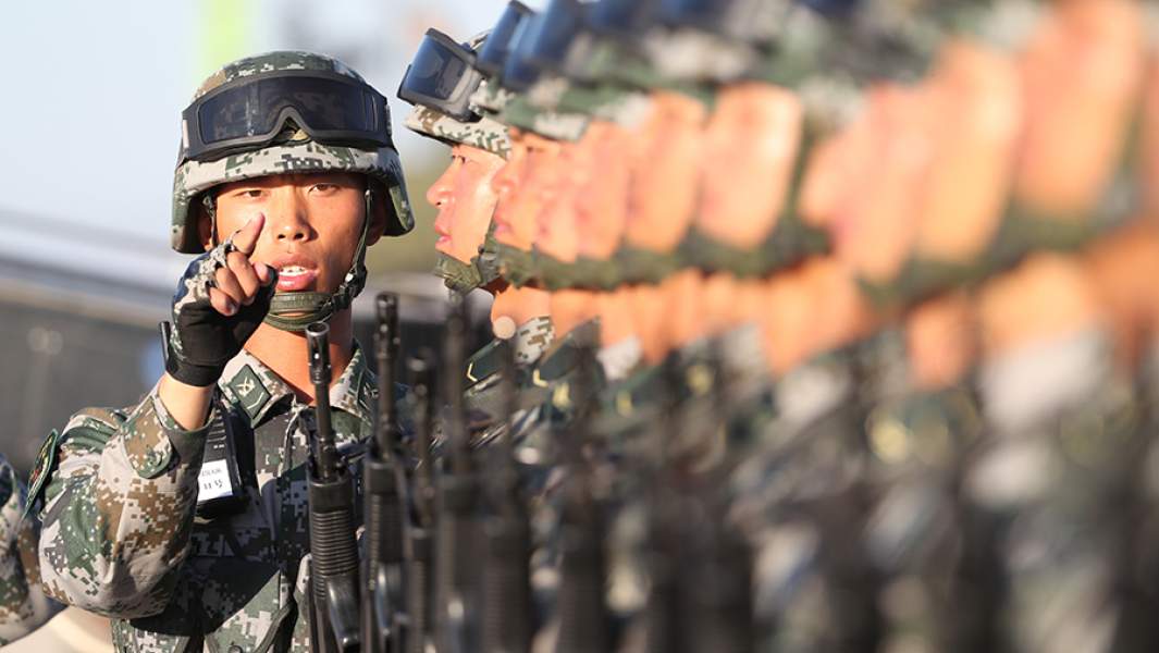 Солдаты Народно-освободительной армии Китая во время учений