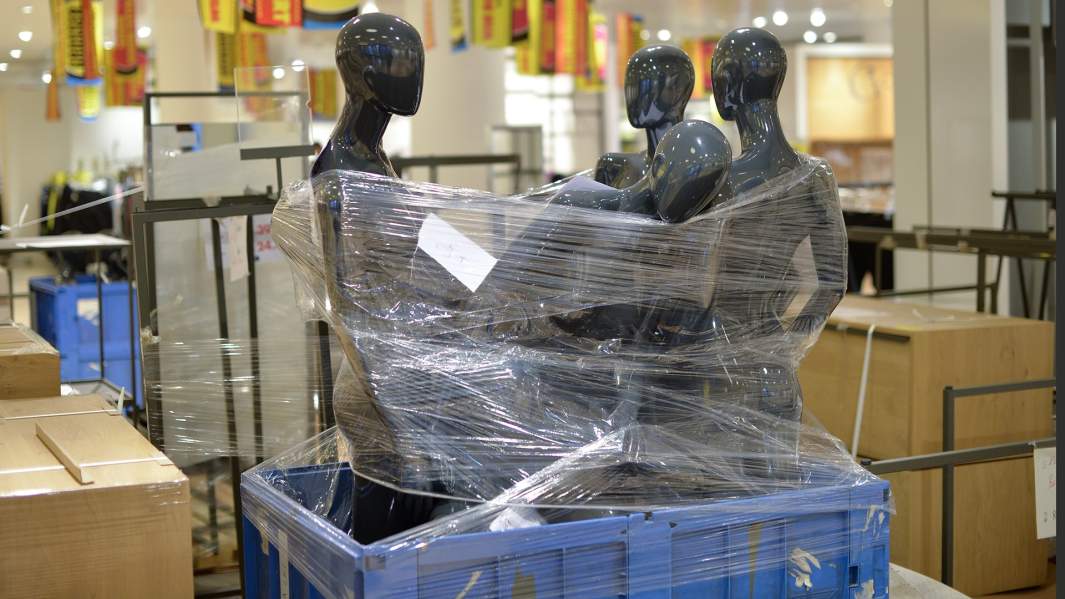 упакованные манекены в закрытом магазине