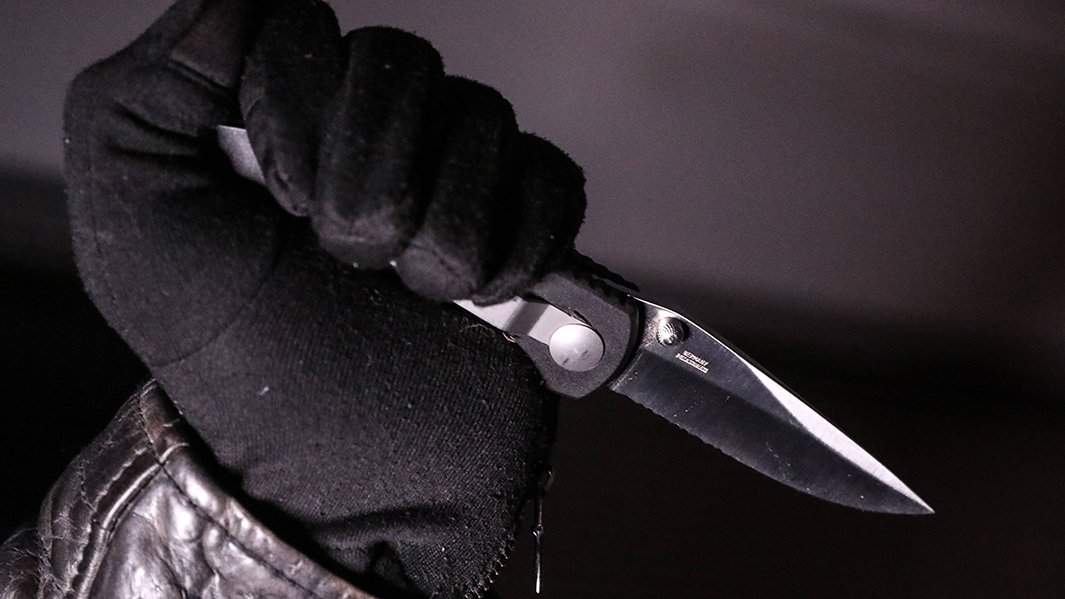 нападение в квартире, человеческая рука в перчатке и нож