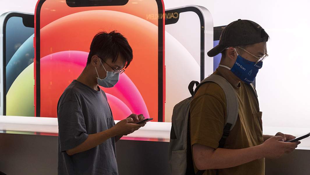 Люди со смартфонами