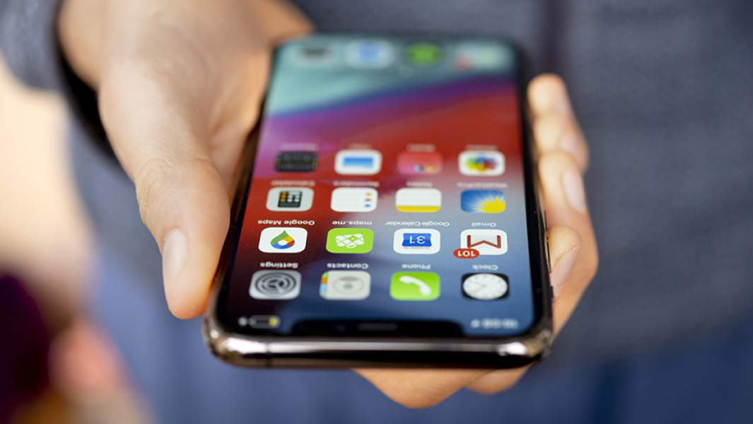 Iphone в руке женщины