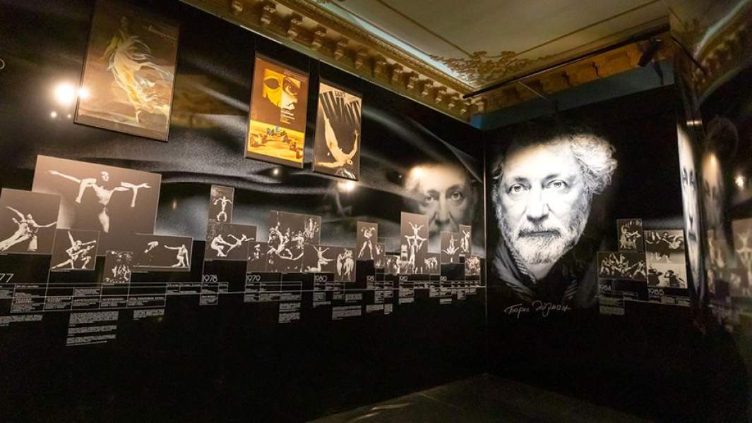 Экспозиция выставки «Только любовь» в честь 45-летия Театра балета Бориса Эйфмана в Шереметевском дворце