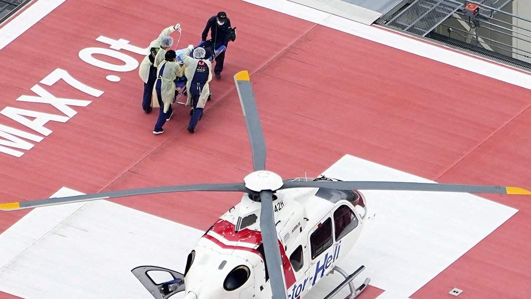 Бывшего премьер-министра Японии Синдзо Абэ несут на носилках в больницу в Касихаре, 8 июля 2022 года