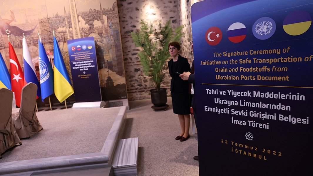 Вид на место проведения церемонии подписания с участием президента Турции Реджепа Тайипа Эрдогана, Генерального секретаря ООН Антониу Гутерриша и делегаций Украины и России в Стамбуле, Турция, 22 июля 2022