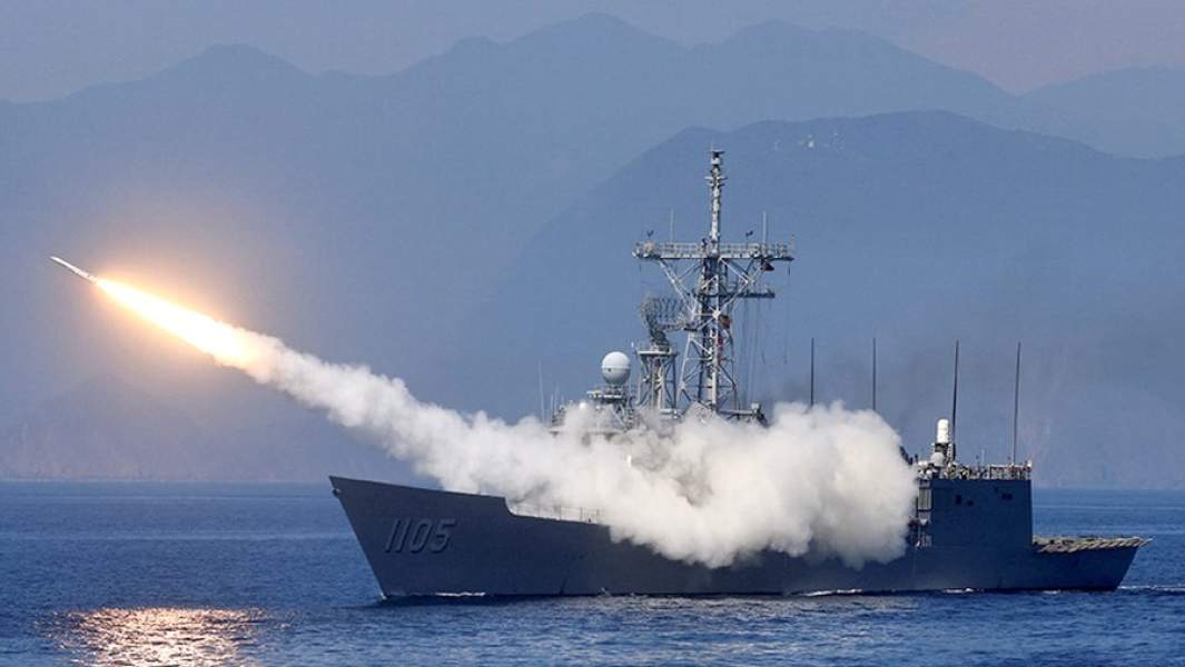 Запуск ракеты с фрегата ВМС Тайваня во время ежегодных учений «Ханьгуан»