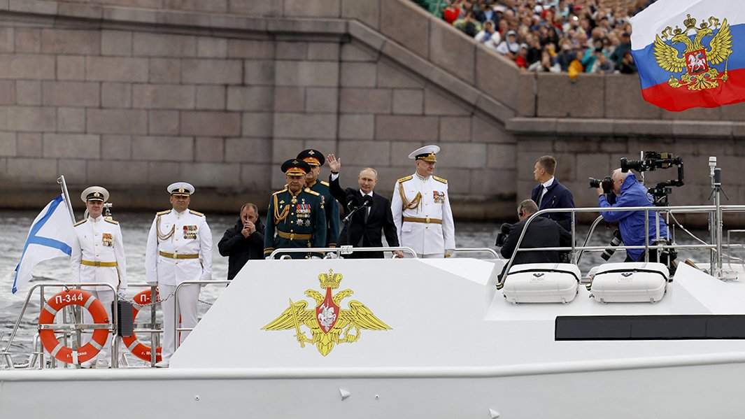 Президент РФ, верховный главнокомандующий Владимир Путин (в центре) на Главном военно-морском параде по случаю Дня Военно-морского флота РФ