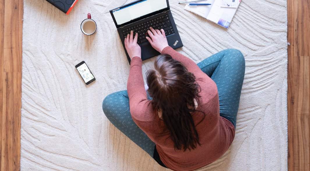 девушка сидит за ноутбуком