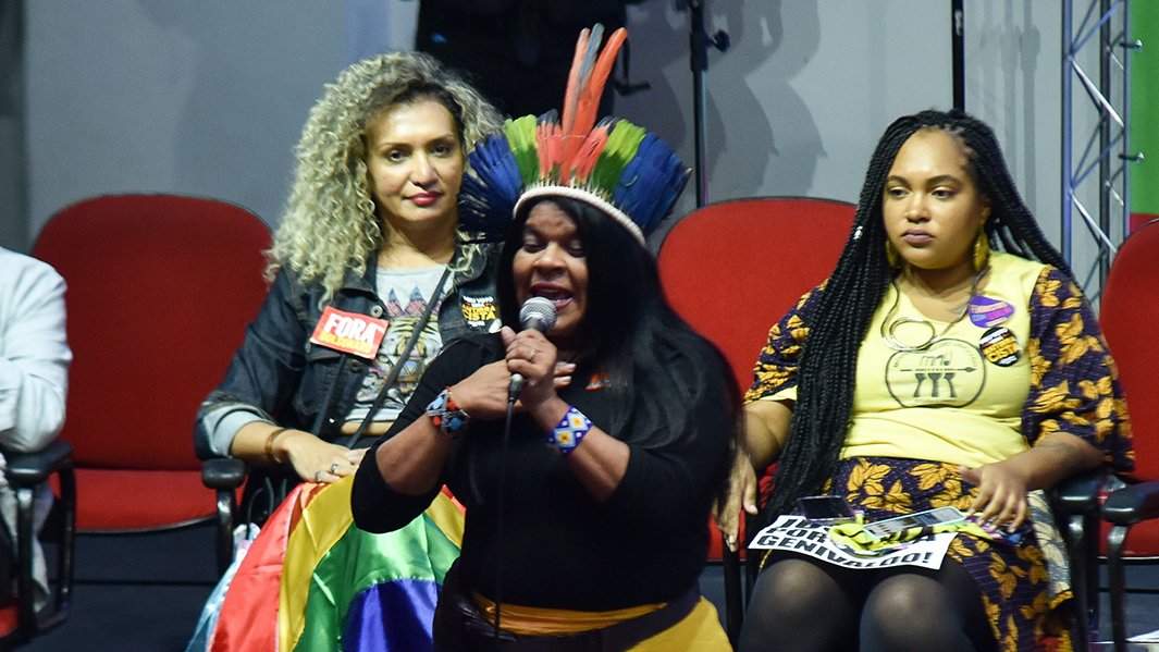 Избирательница во время встречи Лулы да Силвы с представителями электората