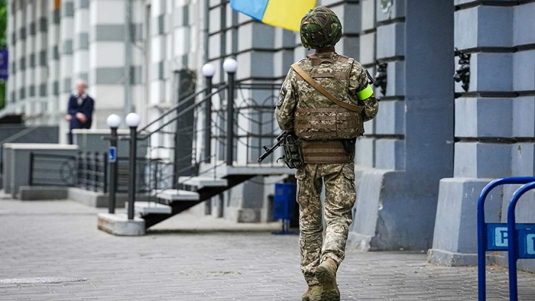 Военнослужащий ВСУ на одной из улиц Одессы