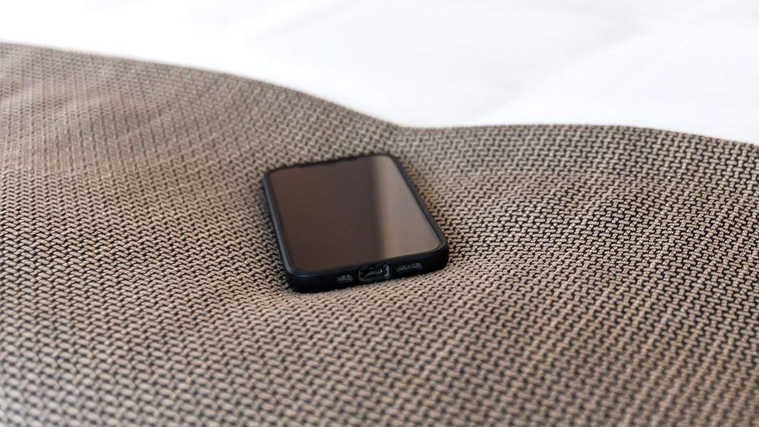 телефон на кровати